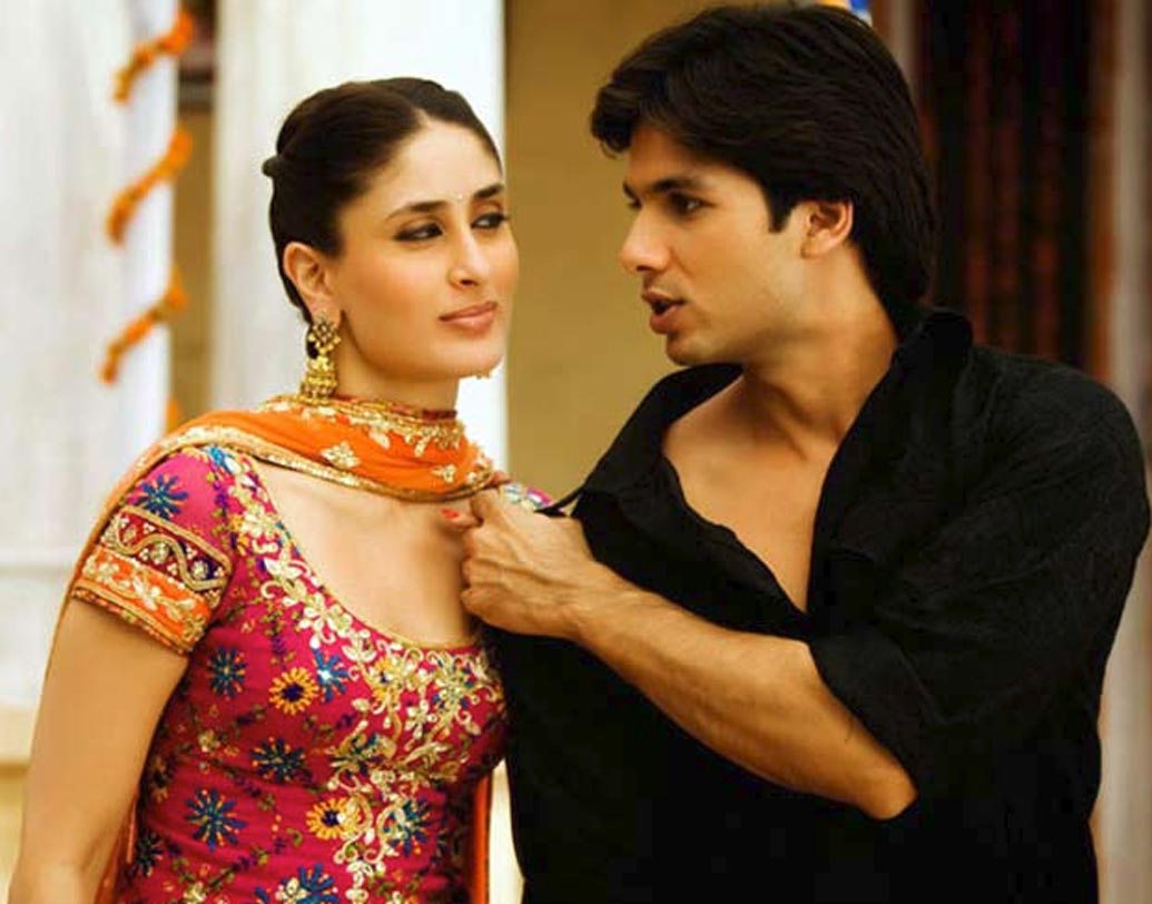 করিনা কপূর: বলিউডের ছোটে নবাবের সঙ্গে গাঁটছড়া বাধার আগে শাহিদ কপূরের সঙ্গে দীর্ঘ দিন ডেট করেছেন করিনা। অফস্ক্রিনের পাশাপাশি অনস্ক্রিনেও তাঁদের জুটি ছিল সুপারহিট।