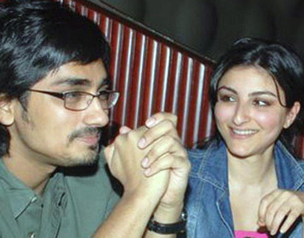 সোহা আলি খান: ‘কলিযুগ’ খ্যাত কুণাল খেমুর সঙ্গে লিভ ইন এবং পরে বিয়ে সেরেছেন সোহা। তবে কুণালের আগে দক্ষিণী তারকা সিদ্ধার্থ নারায়ণের সঙ্গে তাঁর সম্পর্কের কথা শোনা গিয়েছিল। শোনা যায়, ‘রং দে বাসন্তী’ তারকা সিদ্ধার্থের সঙ্গে দীর্ঘ দিন ডেটও করেছেন সোহা।