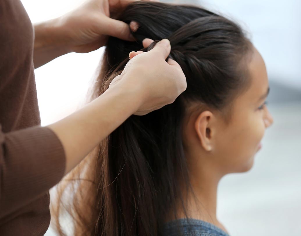 জানেন তো, ঘন ও লম্বা চুল করতে রসুনের জুড়ি মেলা ভার। অ্যান্টি-মাইক্রোবিয়াল গুণ সমৃদ্ধ রসুন চুলের গোড়া মজবুত করে। রসুনের মধ্যে রয়েছে ভিটামিন সি যা চুলের স্বাস্থ্য ভাল রাখে, রুক্ষতা দূর করে। খুস্কির সমস্যা থেকে রেহাই পাওয়া যায়। দেখুন চুলের জন্য কী ভাবে ব্যবহার করবেন রসুন।