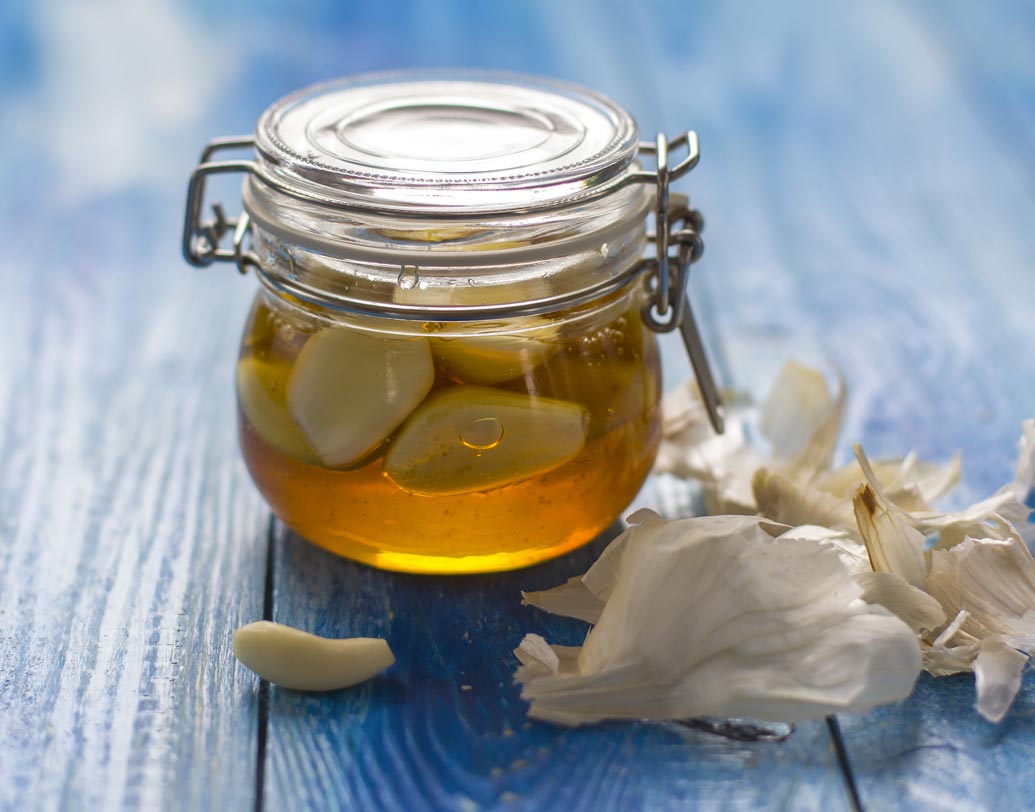 প্রথমে রসুনের পেস্ট বানিয়ে নিন। এ বার তার সঙ্গে মধু মিশিয়ে চুলের গোড়া থেকে লাগান। ৩০ মিনিট ওই মিশ্রণ লাগিয়ে রেখে ঠান্ডা জলে ভাল করে চুল ধুয়ে নিন।