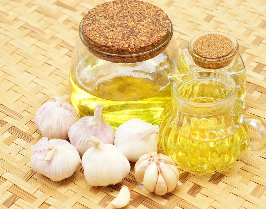 রসুন ভাল করে বেটে নিয়ে তার সঙ্গে উষ্ণ গরম নারকেল তেল মিশিয়ে হেয়ার প্যাক বানিয়ে ফেলুন। ভাল করে চুল ও স্ক্যাল্পে ওই মিশ্রণ লাগিয়ে রাখুন। আধ ঘণ্টা লাগিয়ে রেখে চুল ধুয়ে ফেলুন।