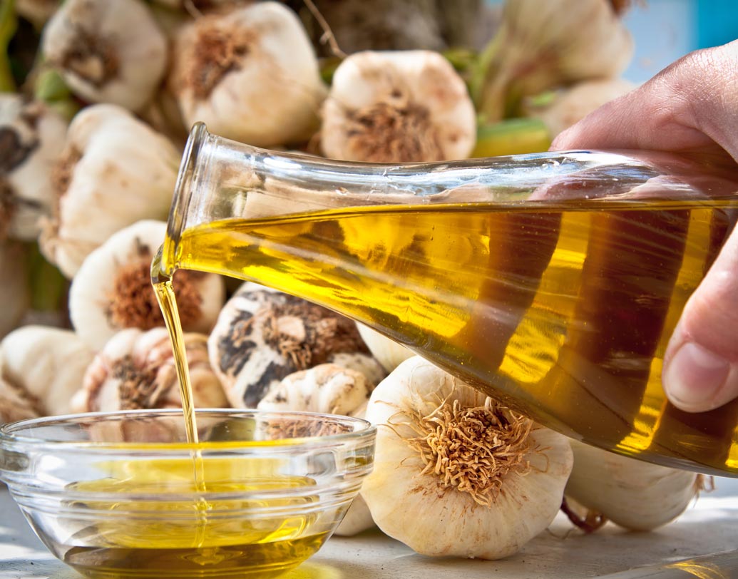 চুল ভাল রাখতে বাড়িতেই বানিয়ে নিন রসুনের তেল। ওলিভ এবং নারকেলের তেলের সঙ্গে রসুন মিশিয়ে সারা রাত রেখে দিন। পরের দিন, চুলে ভাল করে ওই মিশ্রণ লাগিয়ে ঘণ্টাখানেক রেখে চুল ধুয়ে নিন।