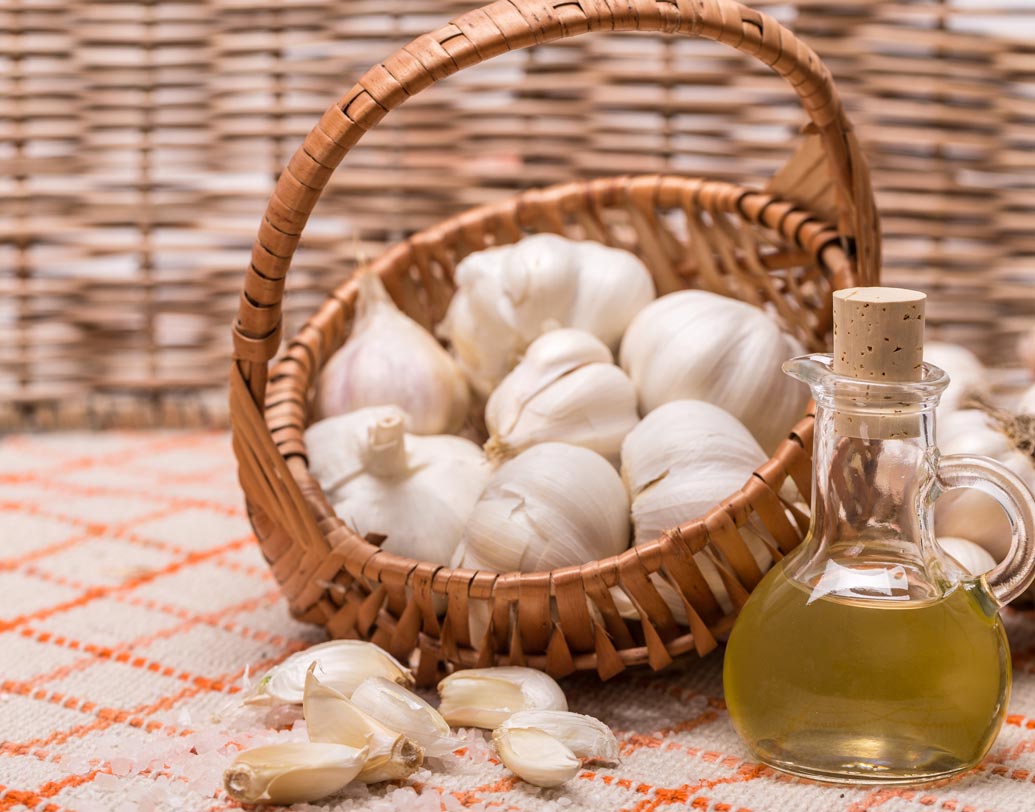 রসুন এবং আদা এক সঙ্গে বেটে নিন। এ বার ওই মিশ্রণ যে কোনও ভাল ওলিভ তেলে মিশিয়ে গরম করুন। মিশ্রণ বাদামি হয়ে এলে সেটা চুলে ১৫ মিনিট ধরে মাসাজ করুন। এর পর আধঘণ্টা রেখে ভাল করে চুল ধুয়ে নিন।