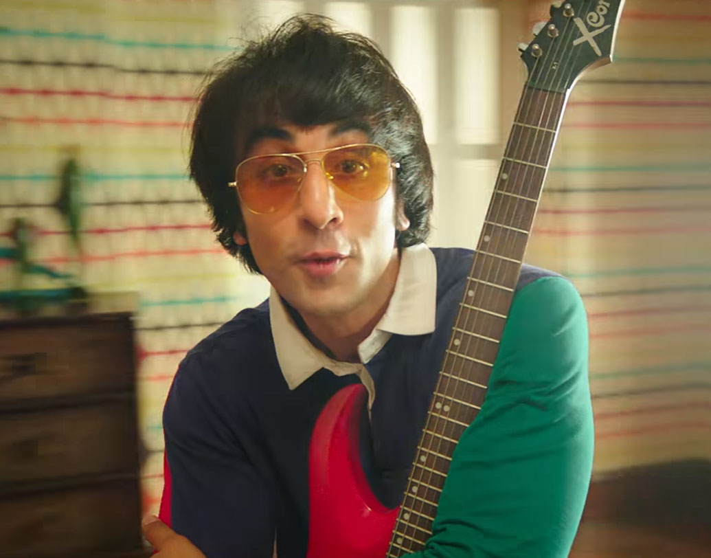 ২২ বছরেই জীবনে রক অ্যান্ড রোলের ছোঁয়া। সঙ্গে ড্রাগসের নেশা। গিটার হাতে বেশ খোলামেলা ভাবেই সেই অন্ধকার জীবনের সত্যিটা ছোট্ট টিজারে জানিয়ে দিল ‘সঞ্জু’।