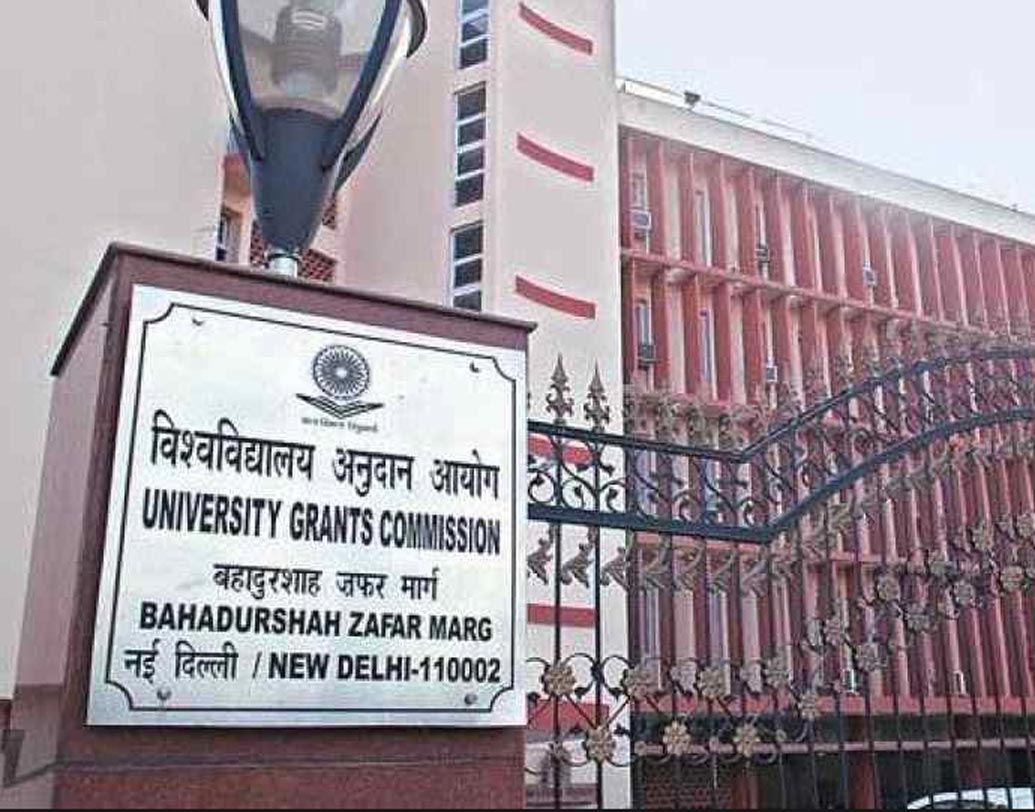 গোটা দেশে রমরম করে চলছে নানা ভুয়ো বিশ্ববিদ্যালয়। মঙ্গলবার এমনই তথ্য দিয়েছে বিশ্ববিদ্যালয়ের মঞ্জুরি কমিশন (ইউজিসি)। যাদের মধ্যে ২৪টিকে ইতিমধ্যেই চিহ্নিত করে ফেলেছে ইউজিসি। জানেন কি, এই ২৪টি ভুয়ো শিক্ষা প্রতিষ্ঠানের মধ্যে ৮টি রয়েছে খোদ রাজধানীতে?