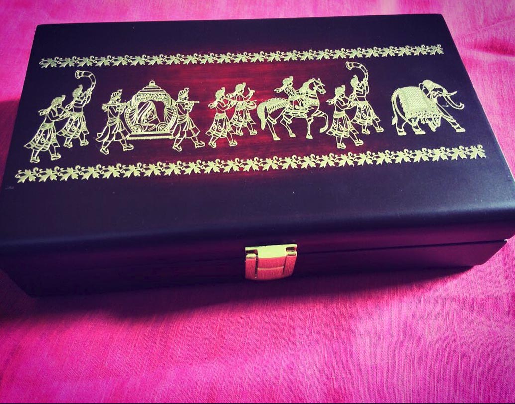 ঠিক এমন ডিজাইনার বক্সে করে ইতিমধ্যেই বিয়ের আমন্ত্রণ পত্র যেতে শুরু করেছে টলি পাড়ার সেলেবদের কাছে। আগামী ১১মে হবে এই বিয়ে।