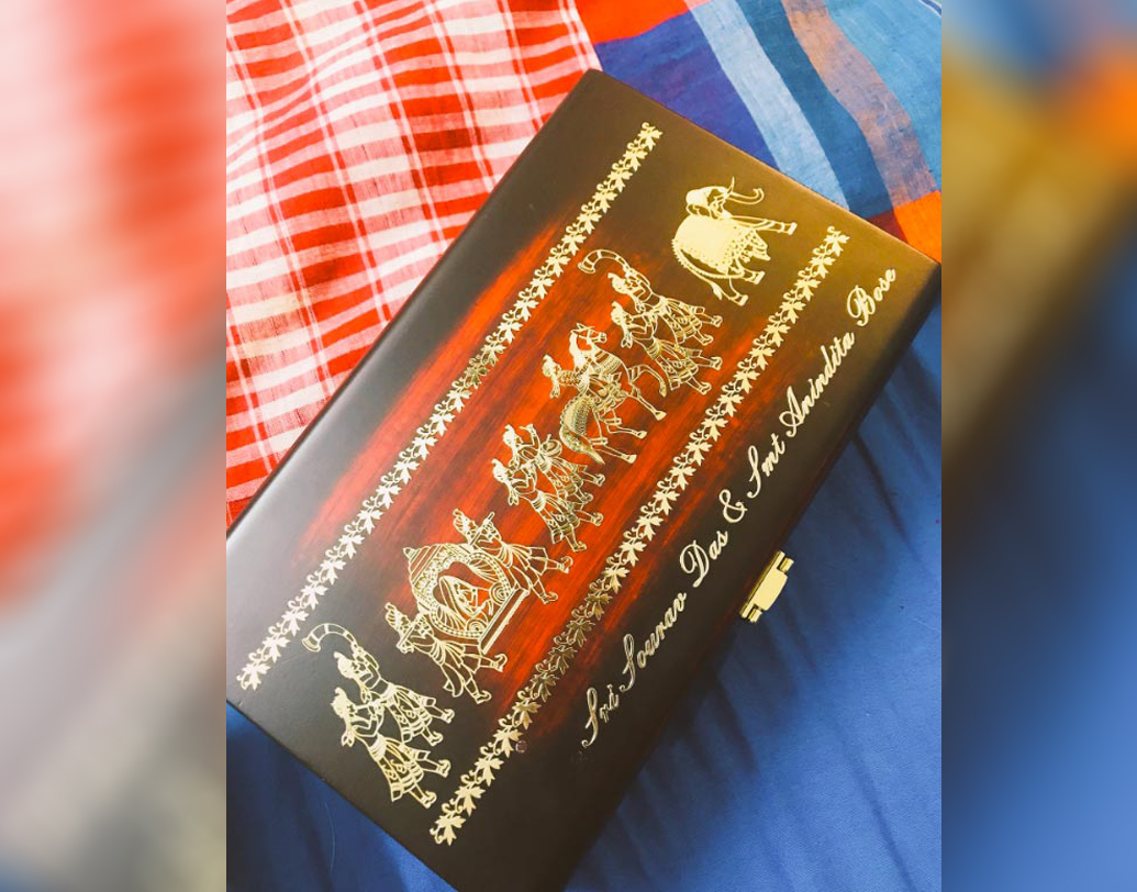 প্রতিটি বক্সের ওপর লেখা থাকছে নিমন্ত্রিতের নাম। এই কার্ডটি পেয়েছেন অভিনেতা সৌরভ দাশ এবং অভিনেত্রী অনিন্দিতা বসু। এই কার্ড তৈরির পিছনে অনিন্দিতার একটি বিশেষ ভূমিকা রয়েছে।