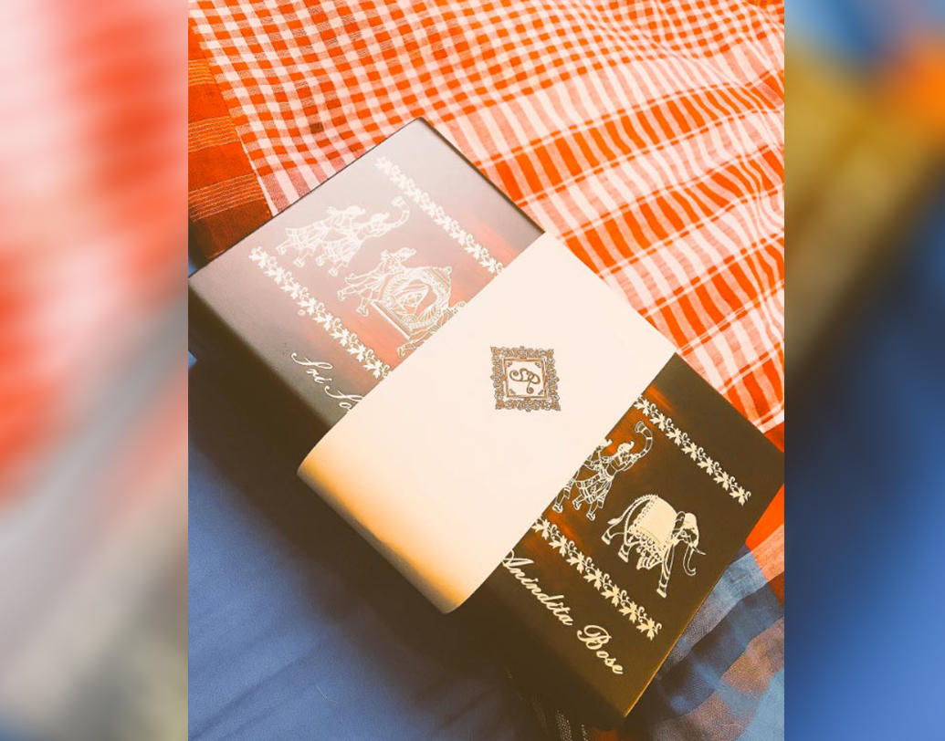 অনিন্দিতার কথায়, ‘‘কার্ডের ওপরে ‘এসআর’-এর লোগো আমি ডিজাইন করেছি।’’