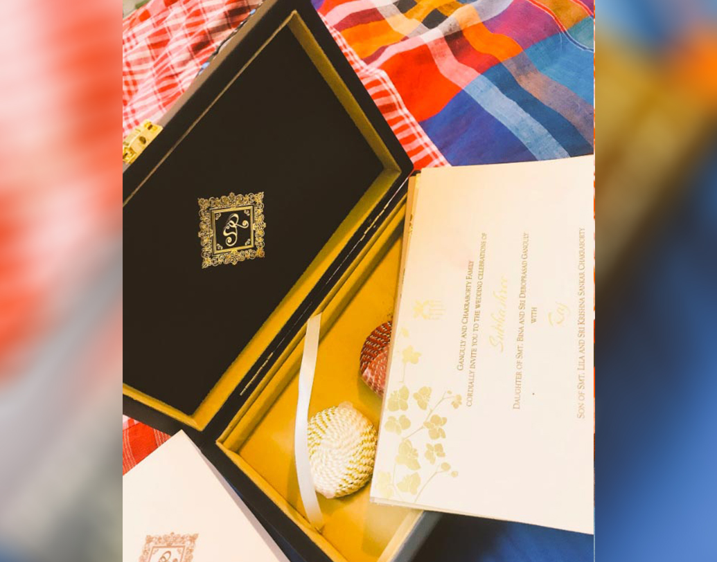 কার্ড তৈরির ক্ষেত্রে সাবেকি ডিজাইন পছন্দ দম্পতির।