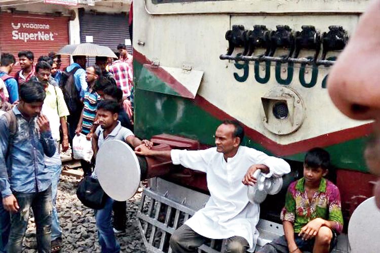 থমকে: অশোকনগর স্টেশনে আটকে পড়ল ট্রেন। বুধবার তোলা নিজস্ব চিত্র।