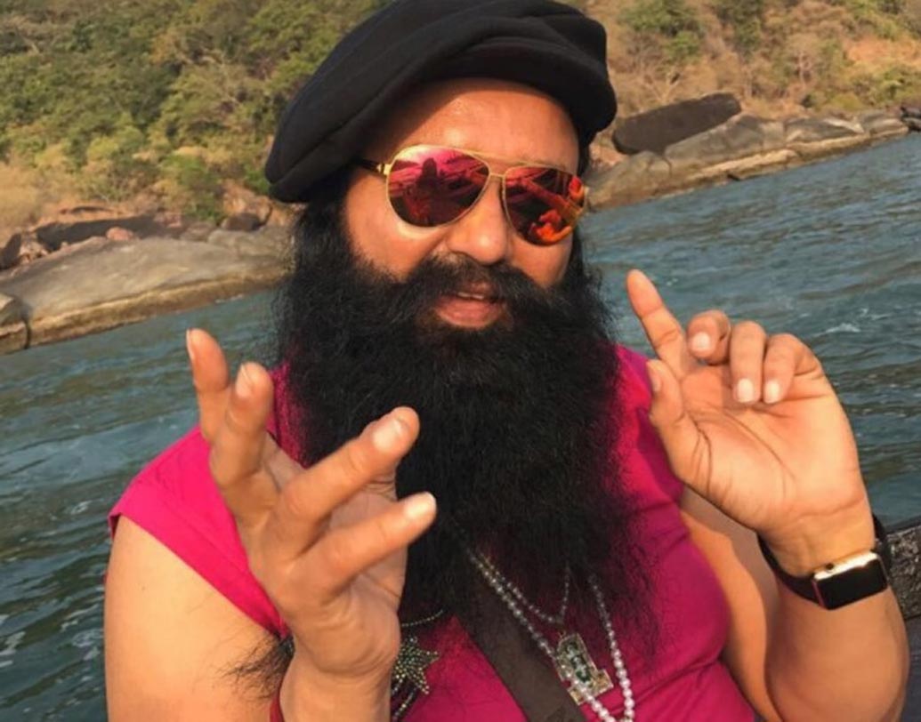 গুরমিত রাম রহিম: ১৫ বছর আগে দুই শিষ্যাকে ধর্ষণ করেছিলেন, এই অভিযোগে সিবিআইয়ের বিশেষ আদালত গতবছর ২৫ অগস্ট গুরমিত রাম রহিম সিংহকে দোষী সাব্যস্ত করে। ওই রায়ের পর গুরমিতের শিষ্যদের তাণ্ডবে ৩৮ জনের মৃত্যু হয়। নষ্ট হয় কয়েক কোটি টাকার সম্পত্তি। এর পর রোহতক জেলে বসে আদালতের বিশেষ সেশন। সেখানে ২০ বছরের কারাদণ্ড হয় গুরমিতের।