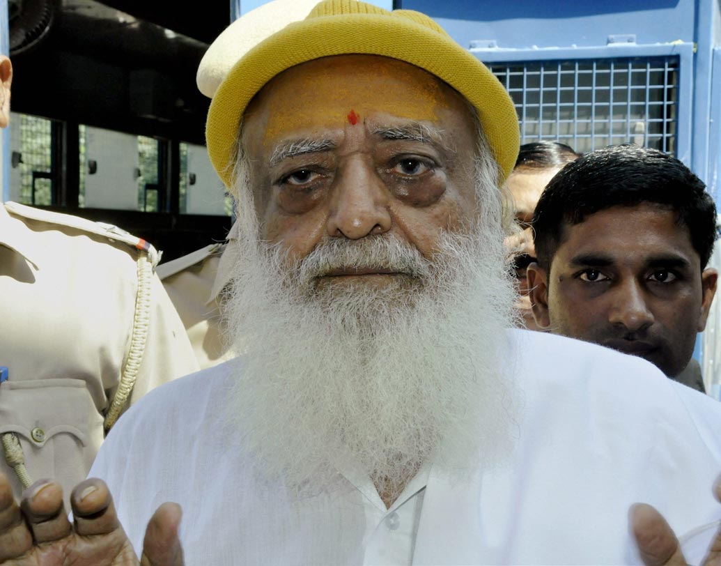 আসারাম বাপু: ১৬ বছরের মেয়েকে যৌন নির্যাতনের অভিযোগে ২০১৩ সালে সেপ্টেম্বরে ইনদওরের আশ্রম থেকে ধরা পড়েন আসারাম বাপু। ধর্ষণ, শ্লীলতাহানিতেও অভিযুক্ত তিনি। তারপর থেকে জোধপুর জেলেই ছিলেন তিনি। বুধবার জোধপুরের তফসিলি জাতি ও জনজাতি আদালত তাঁকে যাবজ্জীবন কারাদণ্ড দিয়েছে। একই সঙ্গে ১ লক্ষ টাকার জরিমানা হয়েছে তাঁর।