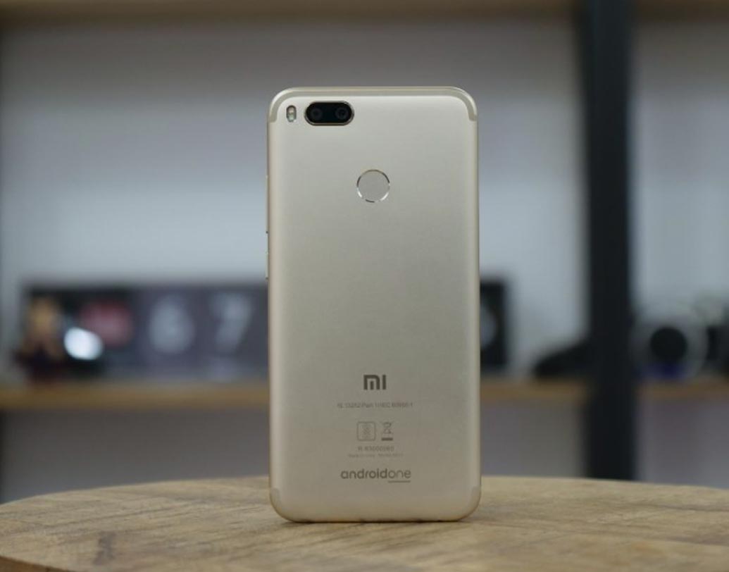 এমআই ৬এক্স বা এমআই এ২-তে রয়েছে ১২ ও ২০ মেগাপিক্সেল রিয়ার ক্যামেরা এবং ২০ মেগাপিক্সেল ফ্রন্ট ক্যামেরা। সেলফি ক্যামেরায় থাকছে ২০ মেগাপিক্সেল সোনি IMX376 সেন্সর এবং এলইডি ফ্ল্যাশ। রিয়ার ক্যামেরা দুটিতে থাকছে ১২ মেগাপিক্সেলের সোনি IMX486 প্রাইমারি সেন্সর ও ২০ মেগাপিক্সেলের সোনি IMX376 সেকেন্ডারি সেন্সর।