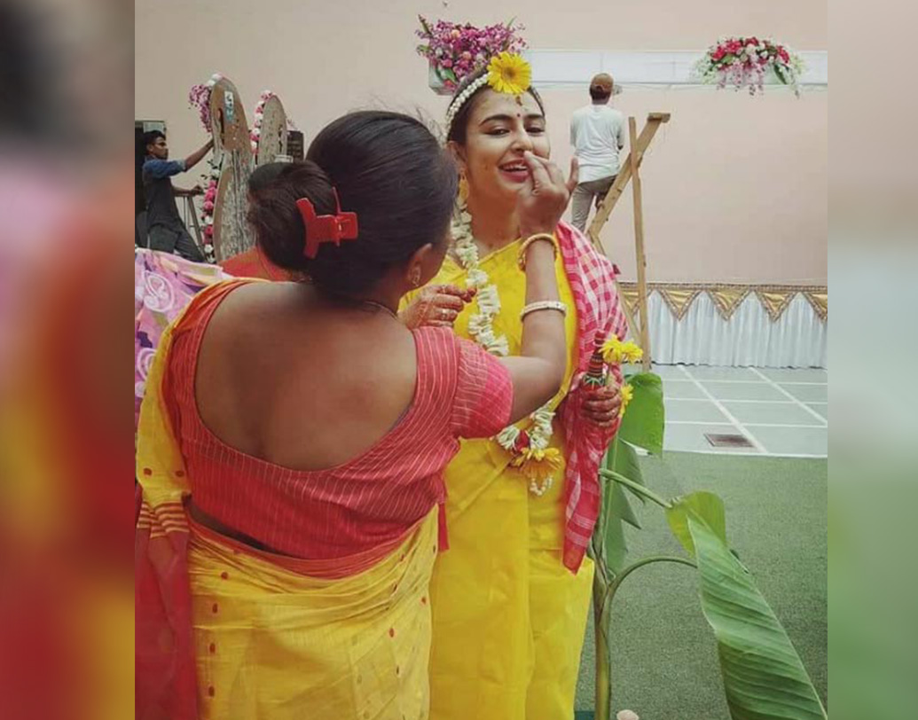 তানিয়ার গায়ে হলুদ। জানা গিয়েছে, তাঁর স্বামী আদতে কেরালার মানুষ। সে কারণে বাঙালি এবং দক্ষিণ ভারতীয় মতে বিয়ে হয়েছে তাঁদের।