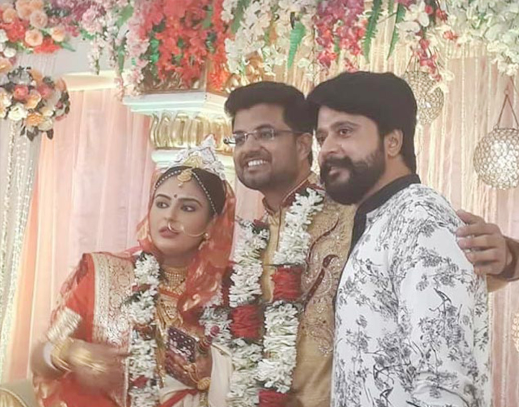 বন্ধু নূরের সঙ্গে বিয়ের দিন তানিয়া।