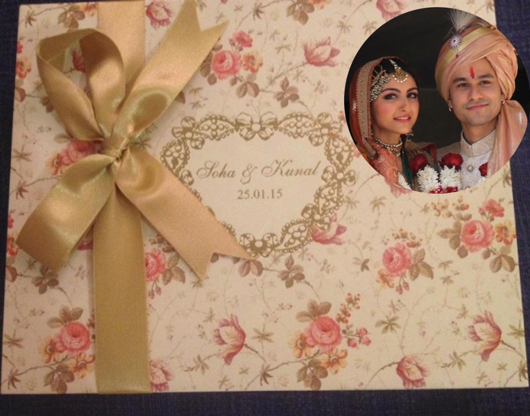 সোহা আলি খান-কুনাল খেমু: একেবারেই ঘরোয়া অনুষ্ঠানে বিয়ে সেরেছিলেন সোহা ও কুনাল। তাঁদের বিয়ের কার্ডও ছিল বেশ ছিমছাম। ফ্লোরাল প্রিন্টের উপর সোনালী ফিতে দিয়ে বাঁধা কার্ডটি দেখতেও ছিল অসাধারণ।