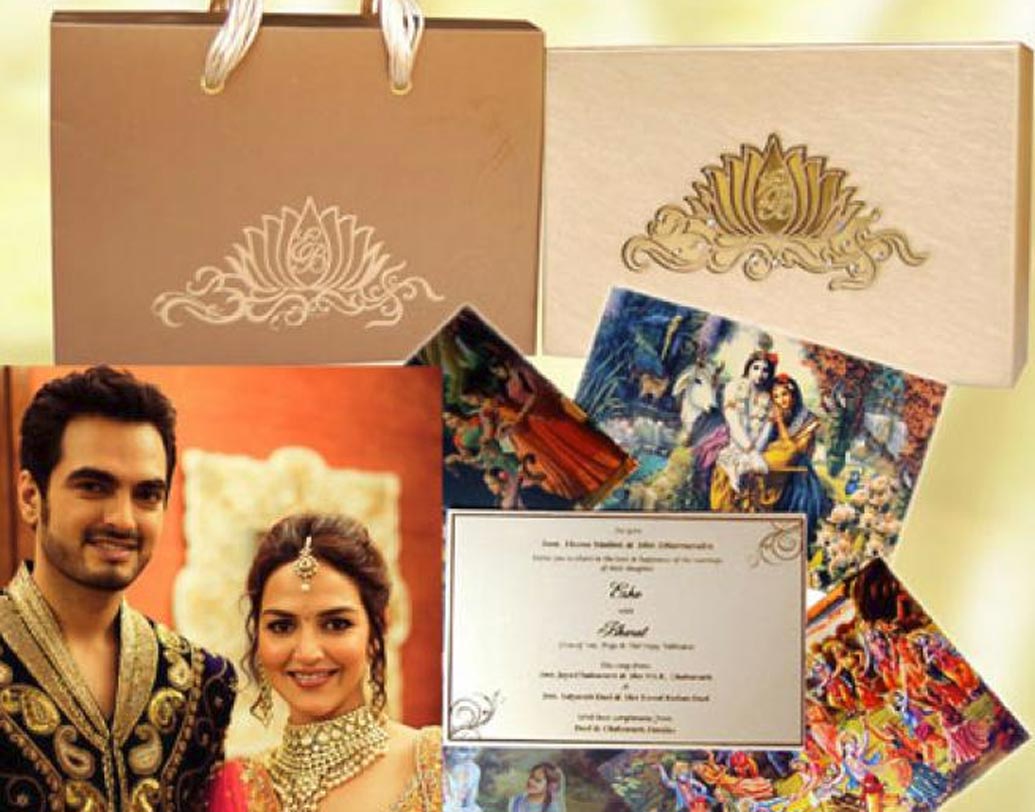 এষা দেওল-ভরত তাখতানি: এষা-ভরতের বিয়ের মতো তাঁদের বিয়ের কার্ডেও ছিল আভিজাত্যের ছোঁয়া। গোল্ডেন ও ক্রিম রঙা কার্ডটি বানানো হয় বাক্সের আকারে। সোনালী পাতে মোড়া বাক্সের কভার বানানো হয় রাধা-কৃষ্ণের ছবি দিয়ে। কার্ডের সঙ্গে মতিচূরের লাড্ডু ও ড্রাই ফ্রুটস পাঠানো হয় নিমন্ত্রিতদের কাছে।