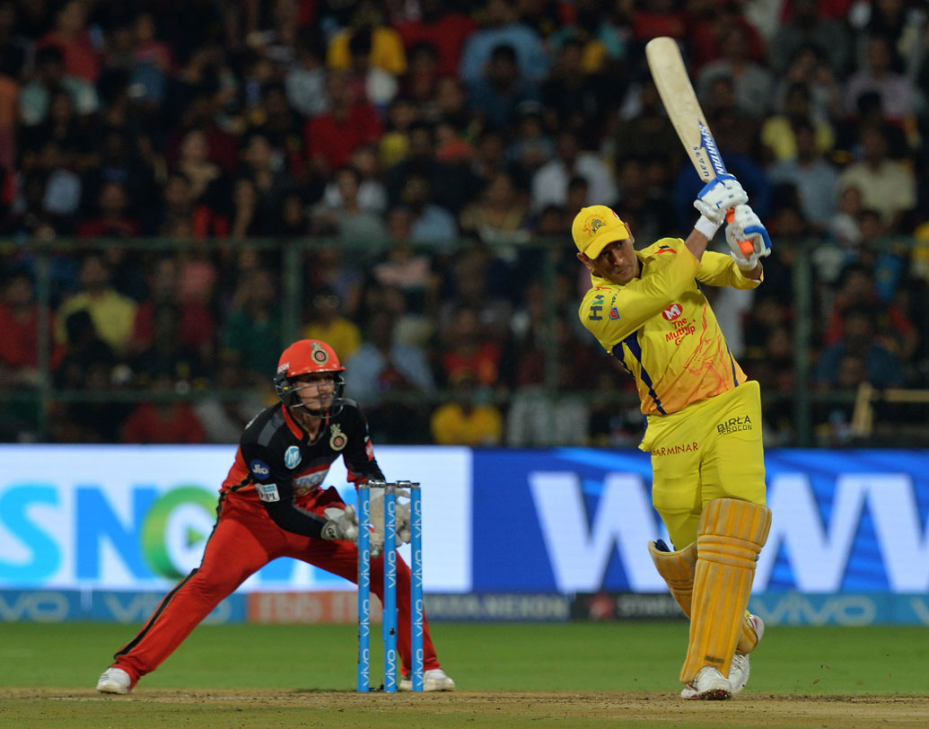 ২৮ এপ্রিল ২০০৮। স্টেন-জাহিরদের দাপটে ১২ ওভারে ৩ উইকেটে ৮৩ করে তখন ধুঁকছে চেন্নাই। ধোনির ৩০ বলে ৬৫ সেই রানকে পৌঁছে দেয় ১৭৮-এ। ১৩ রানে ম্যাচ জেতে চেন্নাই। ম্যাচের সেরা হন ধোনি। ছবি: এএফপি।