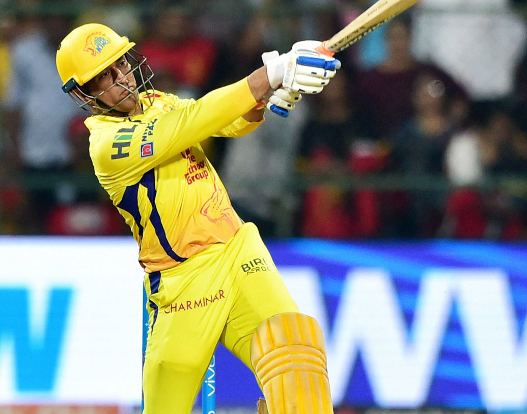 ১০ মে ২০০৮। পঞ্জাবের বিরুদ্ধে যখন মনে হচ্ছিল বড় রান করতে পারবে না চেন্নাই, তখনই ঝলসে ওঠে ধোনির ব্যাট। ৪৩ বলে ৬০ রান করেন তিনি। তবে ৫ উইকেট নিয়ে ম্যাচের সেরা হন বালাজি। ছবি: পিটিআই।