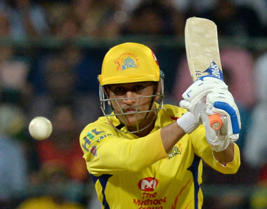 ২২ মে ২০১১। আরসিবির বিরুদ্ধে সেই ম্যাচে যখন এক দিকে পরপর উইকেট পড়ছিল, তখন হাল ধরেন ধোনি। দলের ১২৮ রানর মধ্যে একা ধোনিই করেন ৪০ বলে ৭০। গেলের দাপটে ম্যাচটি অবশ্য সহজেই জিতে যায় বেঙ্গালুরু। তবে সেই ম্যাচের পর দুর্দান্ত ভাবে টুর্নামেন্টে ফেরে চেন্নাই। চ্যাম্পিয়নও হয়। ছবি: এএফপি।