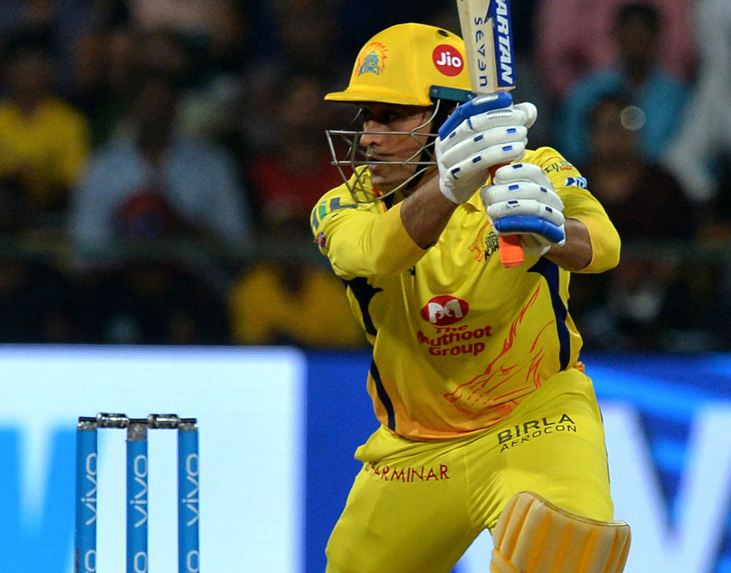 ২৩ মে ২০১২। এলিমিনেশনের ম্যাচে ২০ বলে ৫১ রানের ধোনি ধামাকায় ১৮৭ করে চেন্নাই। জবাবে ১৪৯ রানে শেষ হয় মুম্বই। ম্যাচের সেরাও হন ধোনি। ছবি: এএফপি।