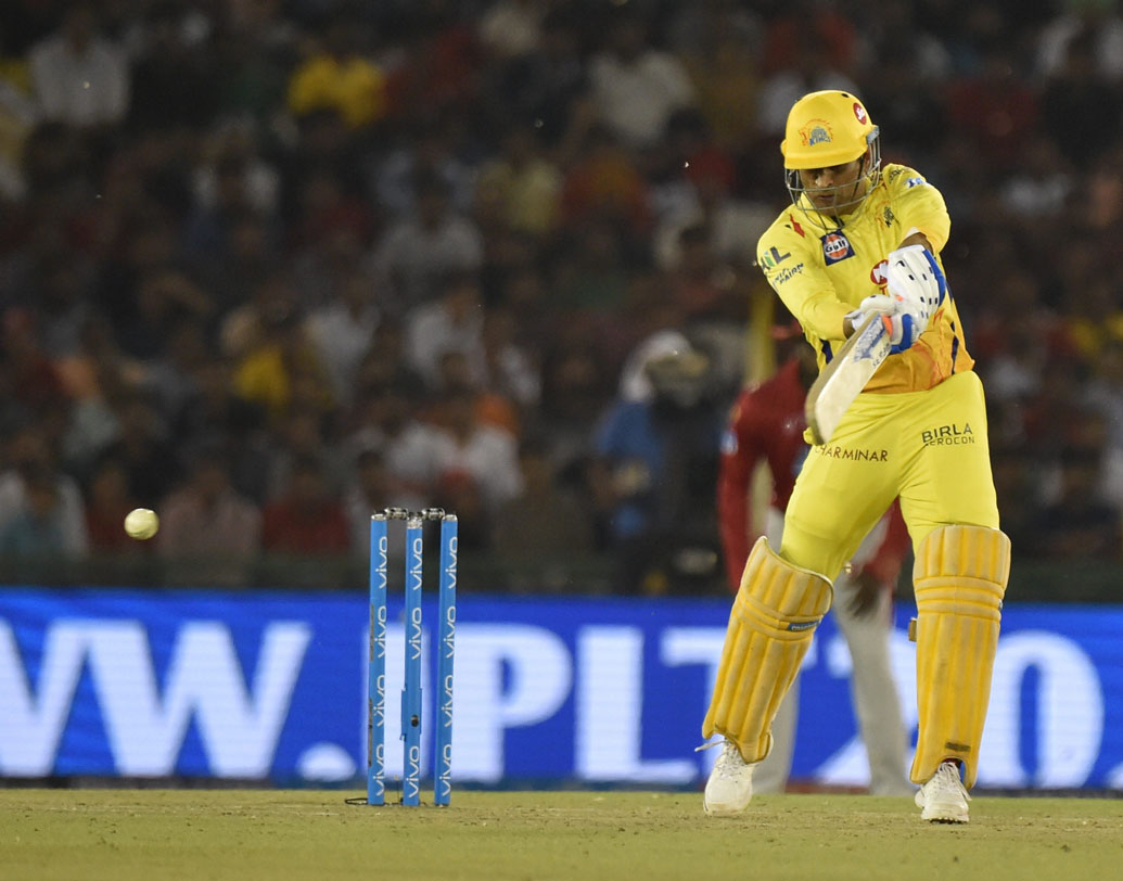 ২৫ এপ্রিল ২০১৩। চেন্নাইকে সেই ম্যাচে জিততে হলে করতে হত ১৬০ রান। ধোনির ৩৭ বলে ৬৭ চেন্নাইকে শেষ ওভারে ম্যাচ জেতায়। ছবি: এএফপি।