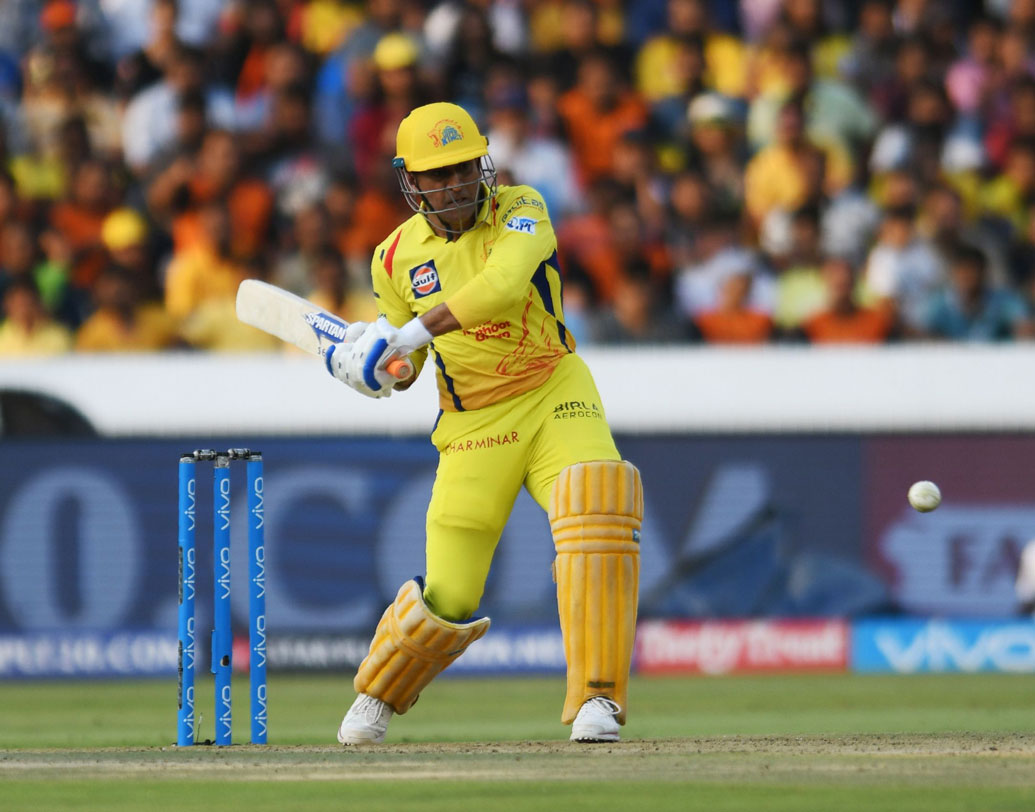 ২১ মে ২০১৬। ধোনি তখন পুণেতে। কিঙ্গস ইলেভেনের ১৭২ রানের জবাবে পুণে এক সময় ছিল ৮৩/৫। সেখান থেকে ৩২ বলে ৬৪ রান করে শেষ বলে ম্যাচ জেতান ধোনি। শেষ ওভারে ২৩ রান করে পুণে। ছবি: এএফপি।