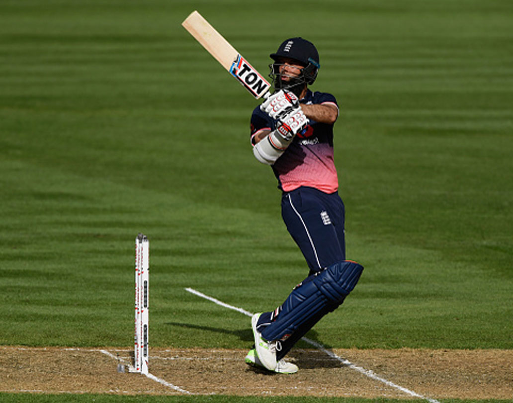 মইন আলি: এ বছর রয়্যাল চ্যালেঞ্জার্স বেঙ্গালুরুর হয়ে মাঠে নামছেন ইংল্যান্ডের এই অল রাউন্ডারটি। এটাই মইন আলির প্রথম আইপিএল। অফস্পিন হোক বা ব্যাট, যে কোনও মুহূর্তে ম্যাচের রং ঘুরিয়ে দিতে পারেন তিনি।