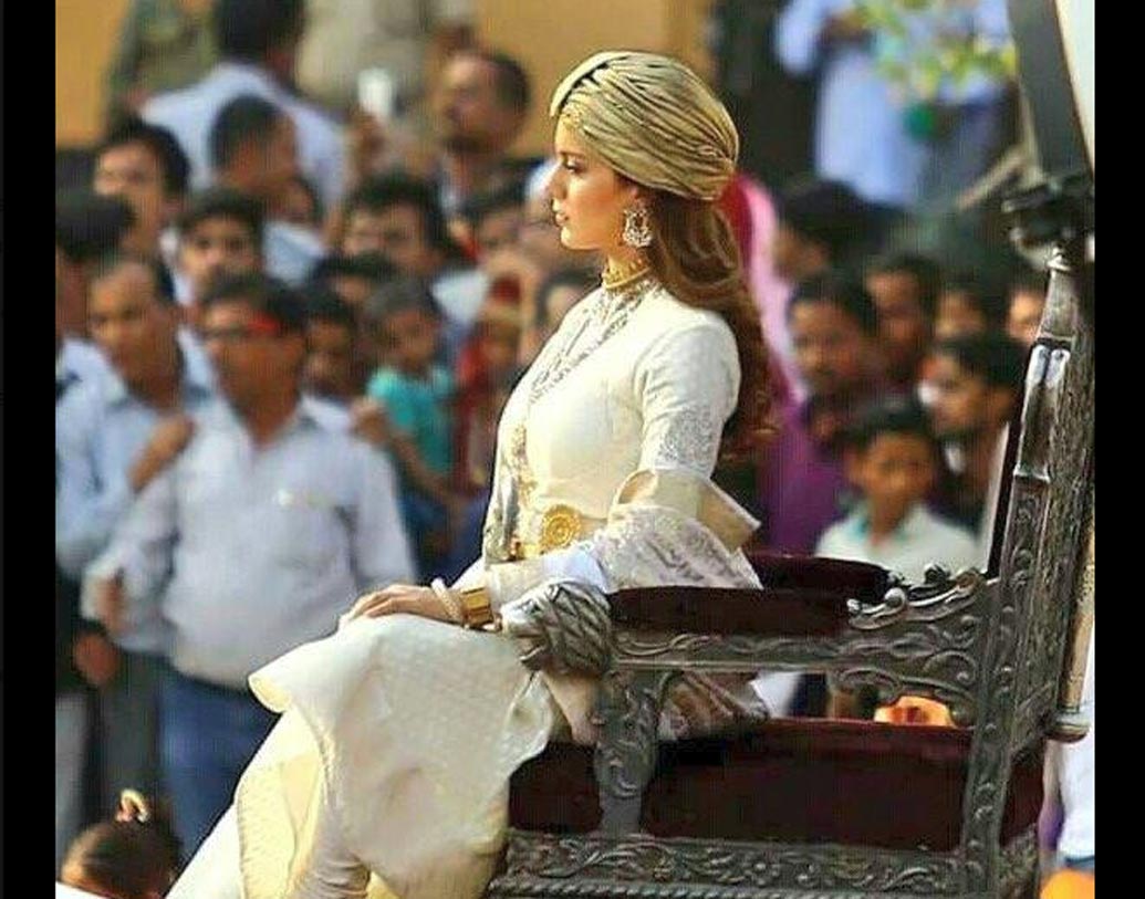 মনিকর্ণিকা: ঝাঁসীর রানি লক্ষ্মীবাঈয়ের জীবনী-নির্ভর ছবি ‘মণিকর্ণিকা: দ্য কুইন অব ঝাঁসি’তে অভিনয় করতে দেখা যাবে কঙ্গনা রানাউতকে। জয়শ্রী মিশ্রর লেখা ‘রানি’ উপন্যাসের উপর ভিত্তি করে তৈরি করা হয়েছে এই ছবি। টেলি নায়িকা অঙ্কিতা লোখান্ডেকেও দেখা যাবে বিশেষ ভূমিকায়। তবে ইতিমধ্যেই ছবিটি নিয়ে আপত্তি তুলেছে রাজস্থানের একটি কট্টরপন্থী সংগঠন।