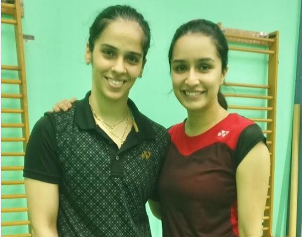 দ্য সাইনা নেহওয়াল বায়োপিক: ব্যাডমিন্টন তারকা সাইনা নেহওয়ালের চরিত্র সাবলীল ভাবে ফুটিয়ে তোলার জন্য ইতিমধ্যেই জোরকদমে অনুশীলন শুরু করে দিয়েছেন শ্রদ্ধা কপূর। অমল গুপ্তের এই বায়োপিকে সাইনার চরিত্রেই দেখা যাবে তাঁকে। ছবির জন্য জিতেশ পাডুকোনের কাছে ৩৩টা সেশন ট্রেনিং নিয়েছেন বলেও জানিয়েছেন নায়িকা। তবে ছবি মুক্তির তারিখ নিয়ে এখনও মুখ খোলেননি পরিচালক।