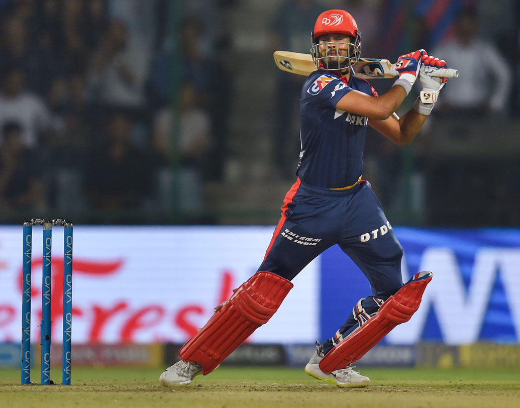 ক্রিকেটের আঁতুরঘর মুম্বইয়ের শিবাজি পার্ক জিমখানা মাঠে বালক শ্রেয়াসকে আবিষ্কার করেন প্রবীণ আমরে। দেখেন একটা চার ফুটের ছেলে তার থেকে অনেকটাই লম্বা পেসারদের অনায়াসে মাঠের বাইরে পাঠাচ্ছে। ১২ বছরের শ্রেয়াসকে তখন তার বন্ধুরা ‘সহবাগ’ বলে ডাকত। ছবি: পিটিআই।