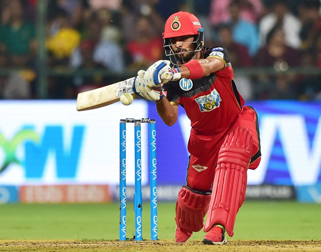 মনদীপ সিংহ: ভাল ফর্মে রয়েছেন পঞ্জাব, কলকাতার হয়ে খেলা এই ডানহাতি। গত ম্যাচে দলকে দুশোর গণ্ডি পার করান তিনি। ছবি: পিটিআই।