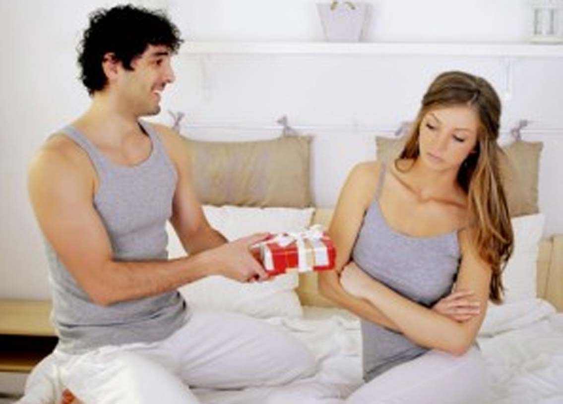 উপহার না দিলে বা কম দামি উপহার দিলে রেগে যাওয়া, পছন্দ না করা, নিজের স্ট্যাটাস জাহির করা— এ সব সম্পর্কের জন্য ভাল নয়। এর অর্থ আপনার থেকে টাকা-পয়সার প্রতি প্রেম তাঁর অনেক বেশি। আপনার পার্টনার নিশ্চয় এমন নয়?