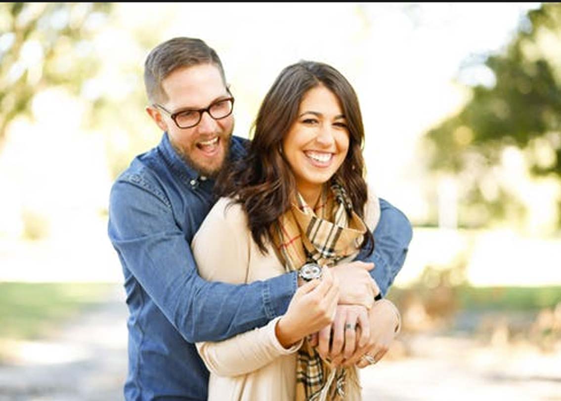 দু’জনে এক সঙ্গে সময় কাটাচ্ছেন অথচ বারবারই তাঁর দৃষ্টি চলে যাচ্ছে আশেপাশে হেঁটে যাওয়া অন্যান্য পুরুষ বা মহিলাদের দিকে। যদি এরকম হয়, তা হলেও কিন্তু সম্পর্কটাকে নিয়ে অনেক বেশি ভাবনার প্রয়োজন আছে।