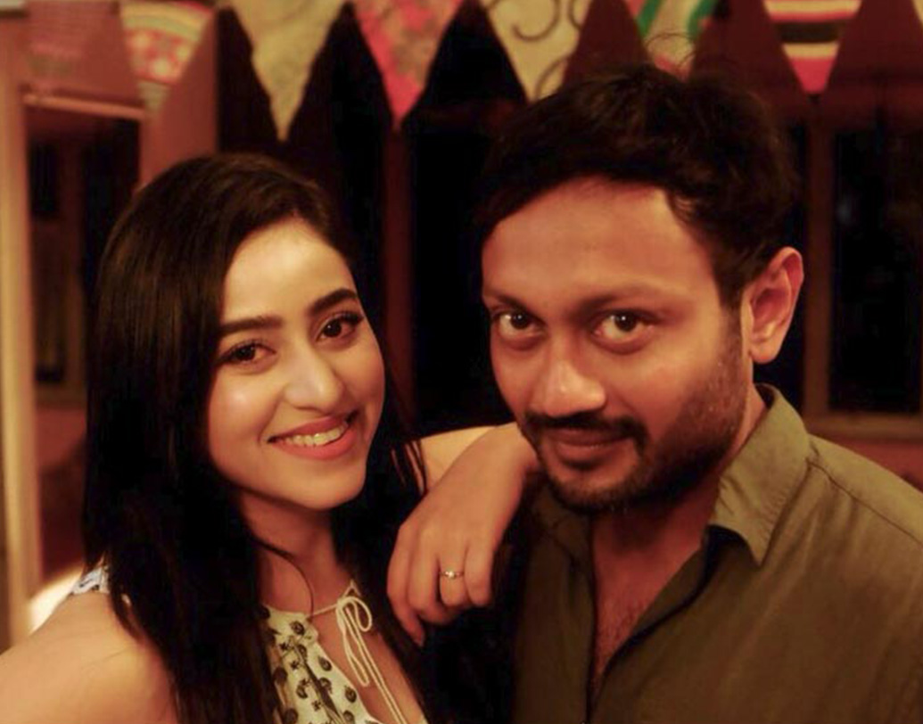 ‘ক্রিসক্রস’-এর উর্না। অর্থাত্ ঋদ্ধিমা ঘোষ ঠিক যেন পাশের বাড়ির মেয়ে। ব্লগ লেখে। একাই থাকে এই স্বাধীনচেতা মেয়ে।