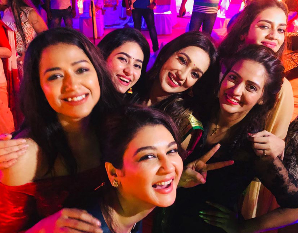 ‘ক্রিসক্রস’-এর ছয় নারী। এ বার বুঝলেন তো, সত্যিই এঁদের সঙ্গে বিশেষ সম্পর্ক রয়েছে পরিচালকের।