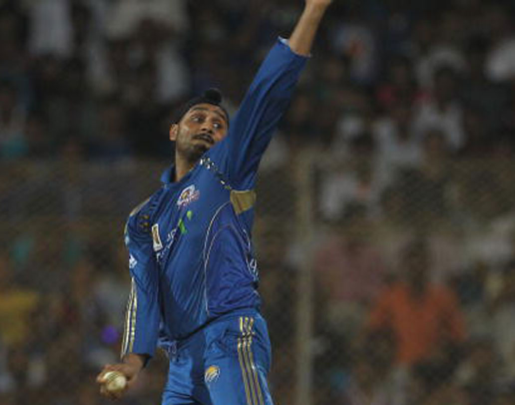 হরভজন সিংহ: ২০০৮ সালে মুম্বই ইন্ডিয়ান্সের অধিনায়ক থাকার সময়ই শ্রীশান্তের সঙ্গে বিতর্কে জড়িয়ে পড়েন। সাসপেন্ড হয়ে ছাড়তে হয় অধিনায়কত্ব।