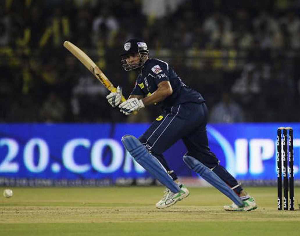 ভিভিএস লক্ষ্মণ: ২০০৮ সালে টুর্নামেন্টের মাঝ পথে ডেকান চার্জার্সের দায়িত্ব থেকে নিজেকে সরিয়ে নেন ভিভিএস লক্ষ্মণ। দায়িত্ব পান অ্যাডাম গিলক্রিস্ট। শোনা গিয়েছিল খারাপ পারফরম্যান্সের জন্য তাঁক সরে যেতে বাধ্য করেছিল ম্যানেজমেন্ট।