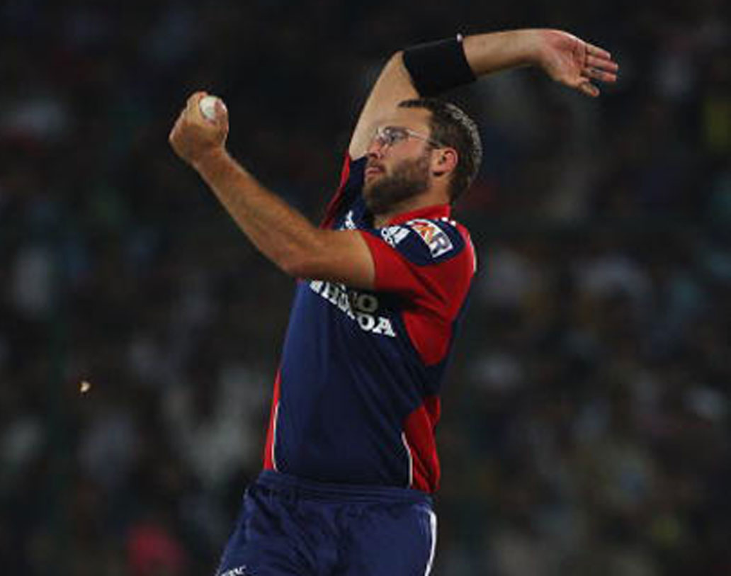 ড্যানিয়েল ভেত্তোরি: ২০১২তে দলের মধ্যে মত বিরোধের কারণে অধিনায়কের পদ ছে়ড়ে দেন। পরবর্তীতে রয়্যাল চ্যালেঞ্জার্স বেঙ্গালুরুর অধিনায়ক করা হয় বিরাট কোহালিকে। ভেত্তোরি এখন বেঙ্গালুরুর কোচ।