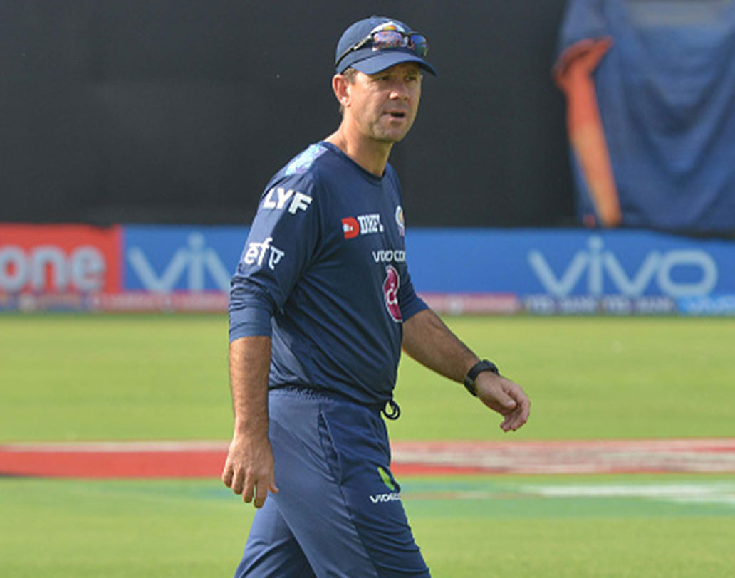 রিকি পন্টিং: ২০১৩ তে মুম্বই ইন্ডিয়ান্সের অধিনায়ক করে হয়েছিল। কিন্তু, খারাপ ফর্মের জন্য দায়িত্ব ছেড়ে দেন। অধিনায়ক করা হয় রোহিত শর্মাকে।