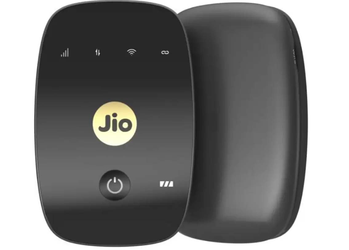 প্রথম ধাপ: এর জন্য আপনাকে কিনতে হবে জিওফাই পোর্টেবল ওয়াইফাই রাউটার। যার দাম পড়বে ৯৯৯ টাকা।