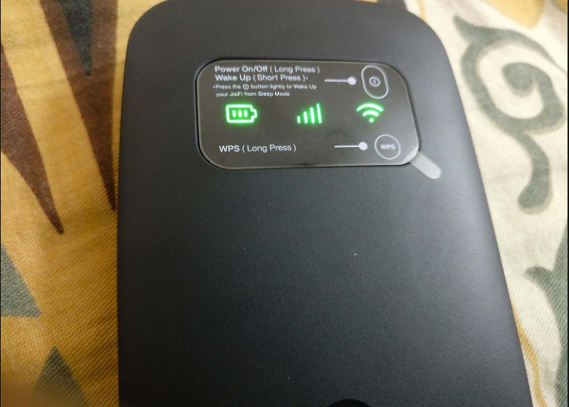 তৃতীয় ধাপ: যে কোনও জিও স্টোর, রিল্যায়েন্স ডিজিটাল স্টোরে গিয়ে আপনার পুরনো অন্য সংস্থার ডঙ্গল জমা করুন।