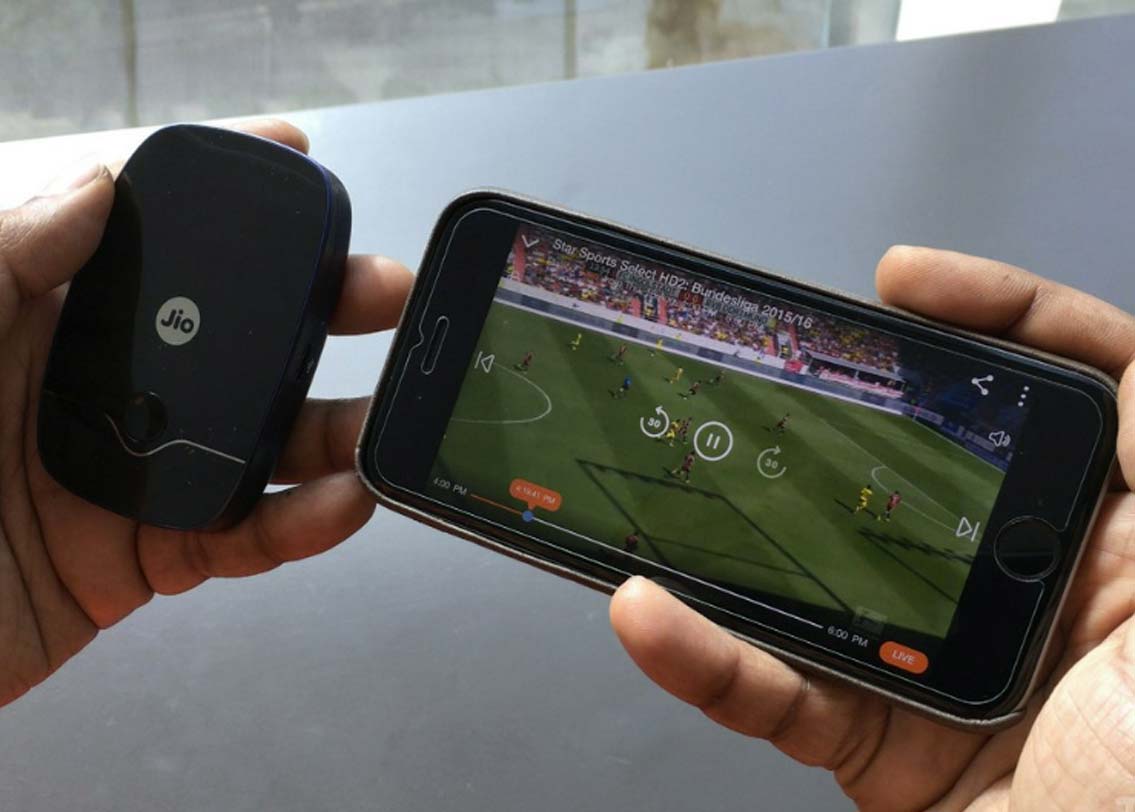 চতুর্থ ধাপ: এর পর ওই স্টোরেই আপনার পুরনো ডঙ্গল এবং নতুন জিওফাই পোর্টেবল ওয়াইফাই রাউটারের যাবতীয় তথ্য জানান। কী কী তথ্য জানাতে হবে তা স্টোরে উপস্থিত প্রতিনিধিই আপনাকে জানিয়ে দেবেন।