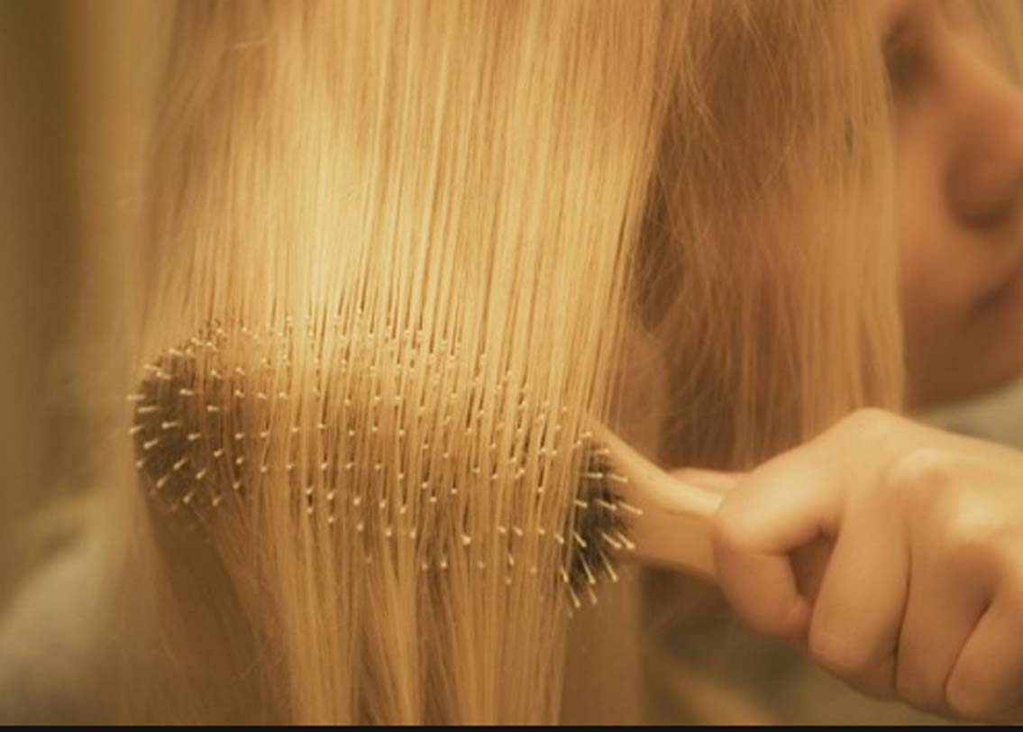 ভিটামিন সি, ডি এবং জিঙ্ক চুল পড়া কমায়। এগুলো ছাড়াও ভিটামিন ই এবং বায়োটিন সমৃদ্ধ খাবার নিজের ডায়েটে রাখুন।