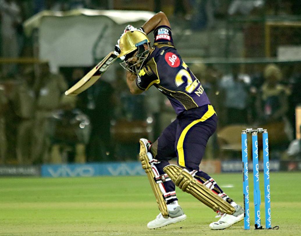 নীতিশ রাণা: ব্যাট হাতে দারুণ ফর্মে রয়েছেন। আগের ম্যাচে রান পাননি। কিন্তু, এ বারের আইপিএলে তাঁর ফর্ম কেকেআরকে স্বস্তি দিয়েছে বার বার।