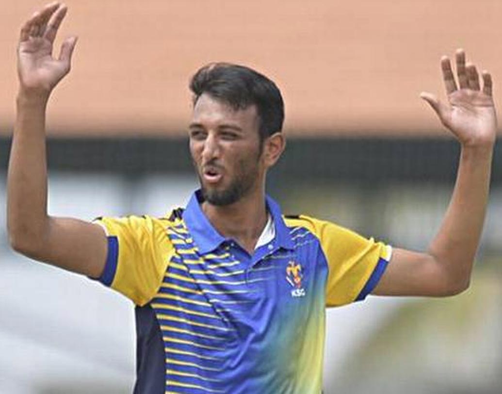 প্রসিদ্ধ কৃষ্ণ: এ ম্যাচে ভাগ্য খুলতে পারে কমলেশ নাগরকোটির জায়গায় দলে আসে কর্নাটকের মিডিয়াম পেসার প্রসিদ্ধ কৃষ্ণর। আগের ম্যাচে শিবম মাভি সফল হতে পারেননি। ফলে প্রসিদ্ধর সুযোগ আসতে পারে।