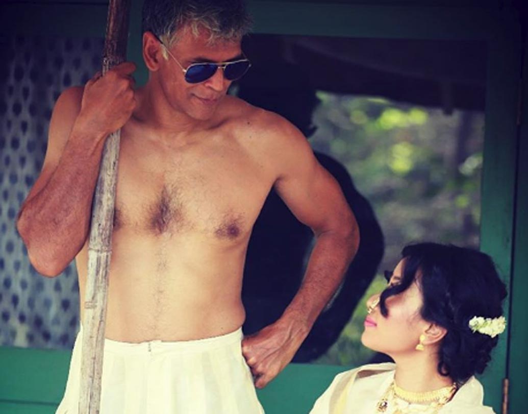 নব দম্পতির হনিমুন চলছে ডেলি রুটিন মেনেই। তাঁরা বেছে নিয়েছেন নিজেদের পছন্দের কাজ।