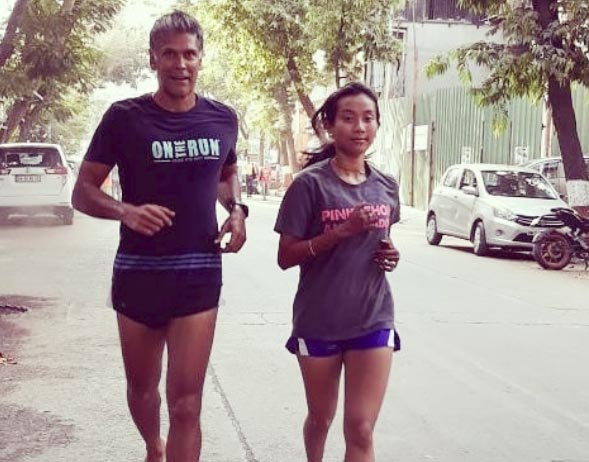 মিলিন্দ এবং অঙ্কিতা দু’জনেই দৌড়তে পছন্দ করেন। বিয়ের পরের দিনই খালি পায়ে ১০ কিলোমিটার দৌড়লেন এই জুটি। সে ছবি সোশ্যাল মিডিয়ায় পোস্ট করে মিলিন্দ লেখেন, ‘আমার স্ত্রীয়ের সঙ্গে প্রথম বার ১০ কিলোমিটার দৌড়লাম।’’
