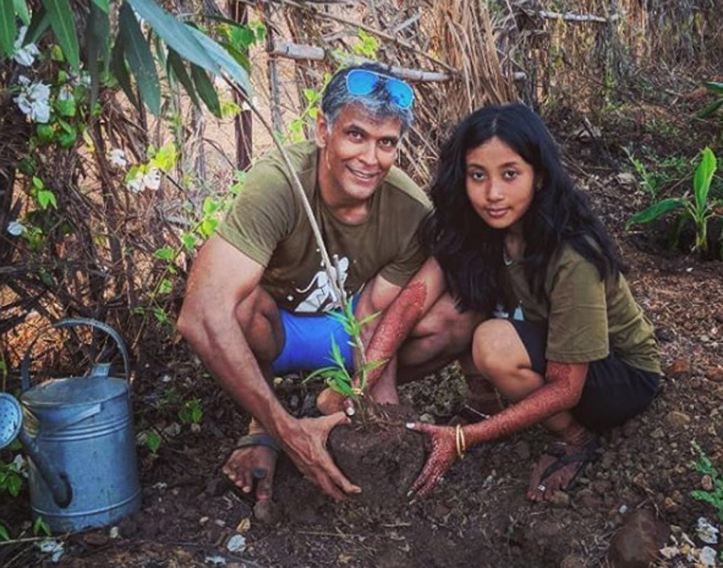 বিয়েতে যত অতিথি হাজির ছিলেন সকলের নামে একটি করে চারাগাছ পুঁতে নিজেদের হনিমুন সেলিব্রেট করলেন দম্পতি।