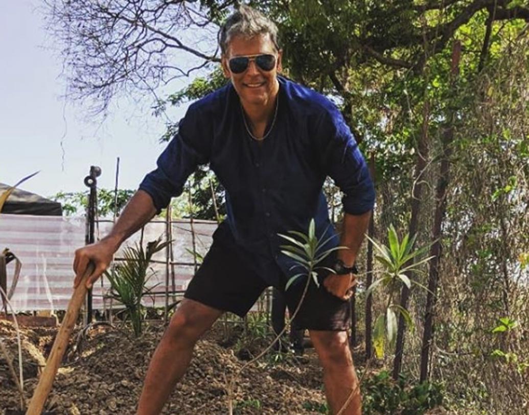 মিলিন্দ আগেই জানিয়েছিলেন, প্রকৃতি তাঁর সবচেয়ে কাছের বন্ধু। তাই চারাগাছ পোঁতার এই অভিনব আইডিয়া নিয়েছেন অভিনেতা।